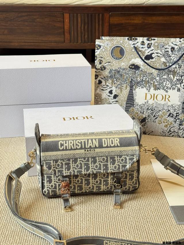 Replica original cloth Dior's new Camp messenger bag The neat buckle design is b