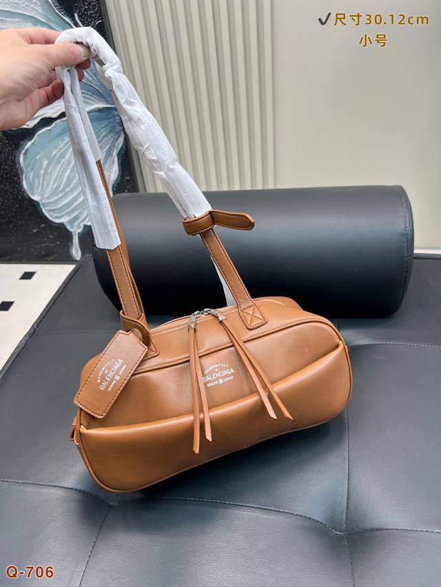 with gift box New Carrie underarm bag, cool and handsome Balenciaga's new bowlin