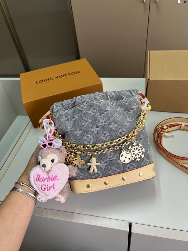 with pendant Lv Louis Vuitton denim bucket bag chip version Large capacity shoul