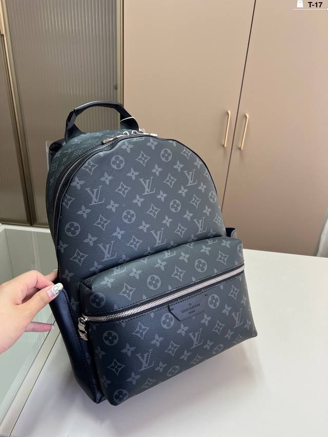 Lv backpack is so versatile that it has no friends . It has a large capacity and