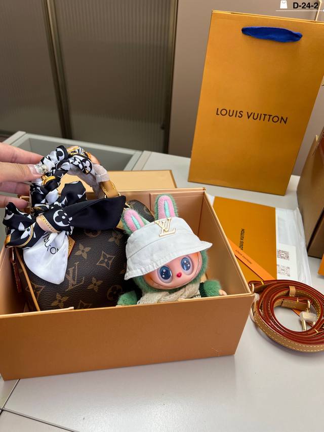 Random pendant color Lv Louis Vuitton pillow bag Classic series fashionable and