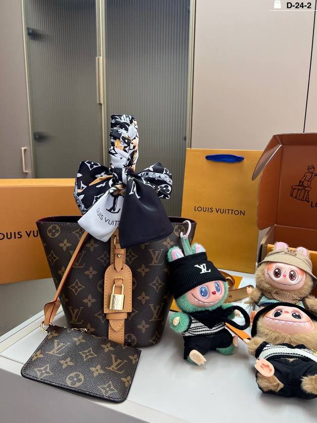 Pendant color random Decorative lock without key Lv Louis Vuitton bucket bag D-2