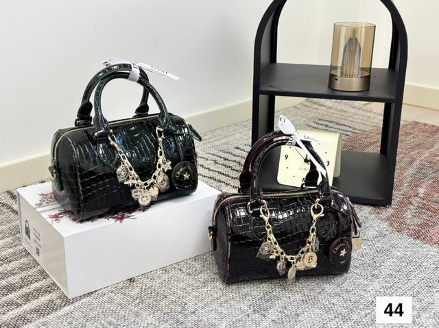 with folding box Dior pillow Fashionistas' favorite pillow bag Everyone knows th