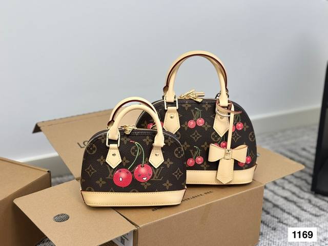 with airplane box folding box Lv cherry shell bag new model, this shell bag is a