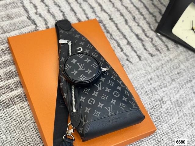 New Men's Chest Bag Lv Chest Bag, beautiful design details, zipper for easy acce