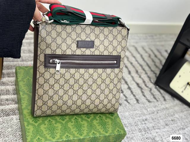 Kuqi's latest men's messenger bag is practical, exquisitely crafted, high-end, c
