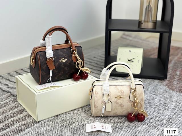 with folding box Coach pillow bag is shipped at the same time as the counter. Th