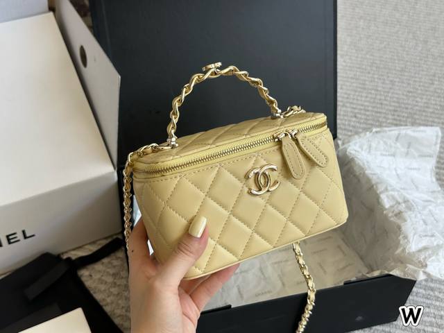 Chanel classic handle box bag The "handle box bag" that you never get tired of l