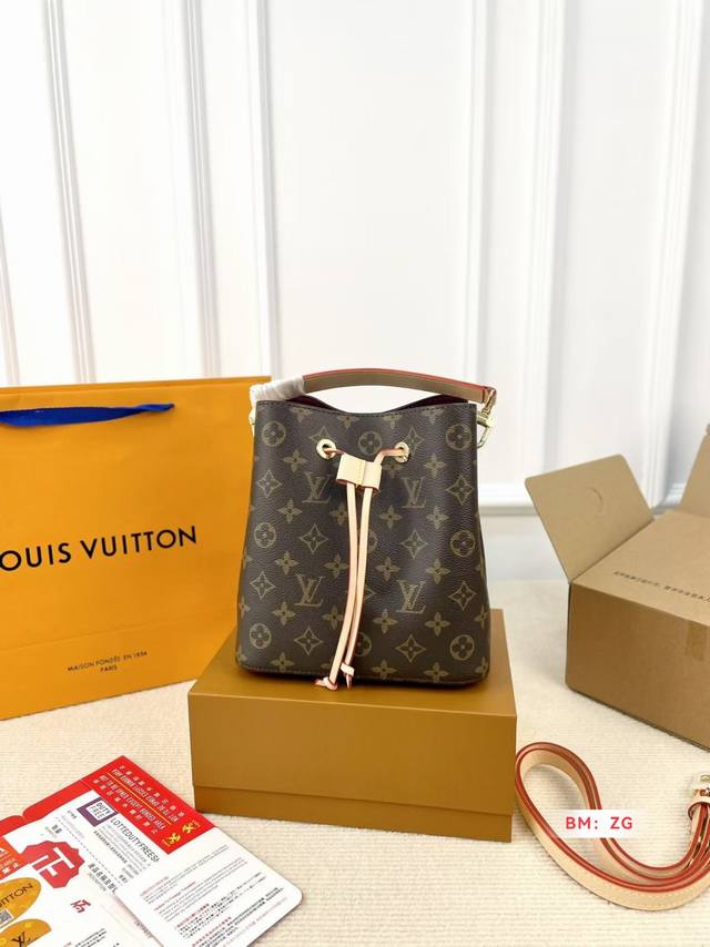 with folding gift box Lv bucket bag. Really high-end, perfect for daily commutin