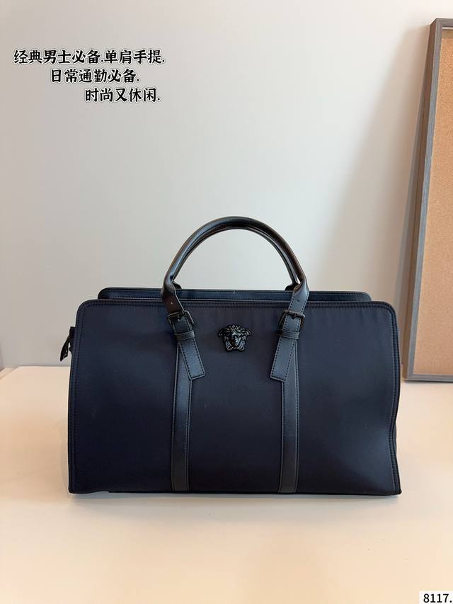 Versace. The heavy launch of the travel bag, when it is a gym bag, travel bag, w