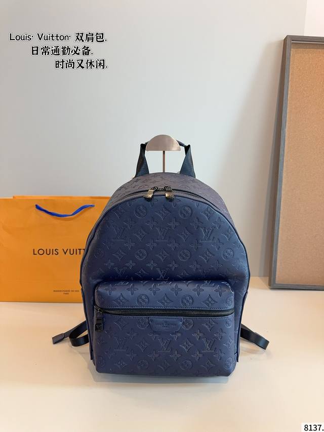 Lv backpack is shipped. It is a super wear-resistant and practical style with a