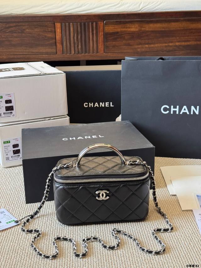 lambskin Chanel 22A cosmetic case bag Lazy and casual and easy to carry Full of