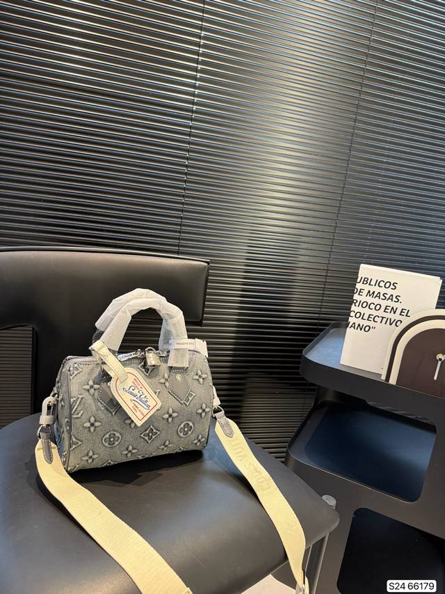 Lv denim pillow bag Sweet and cool, love it Versatile and fashionable, super hig