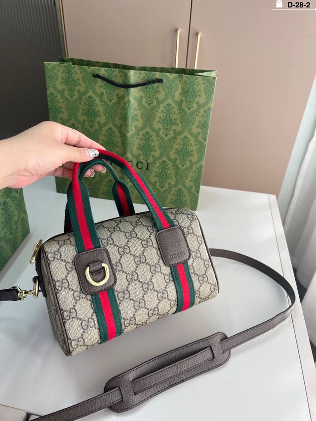 Gucci Cool Pillow Bag Large capacity, can be carried by hand or crossbody A must