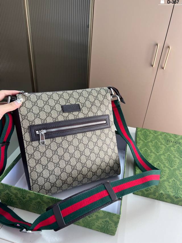Gucci men's printed messenger bag Can be carried on the shoulder or crossbody, a