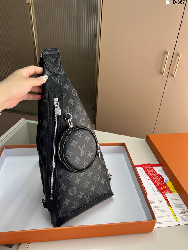 Lv Louis Vuitton chest bag is a timeless iconic product. This year, Lv's favorit