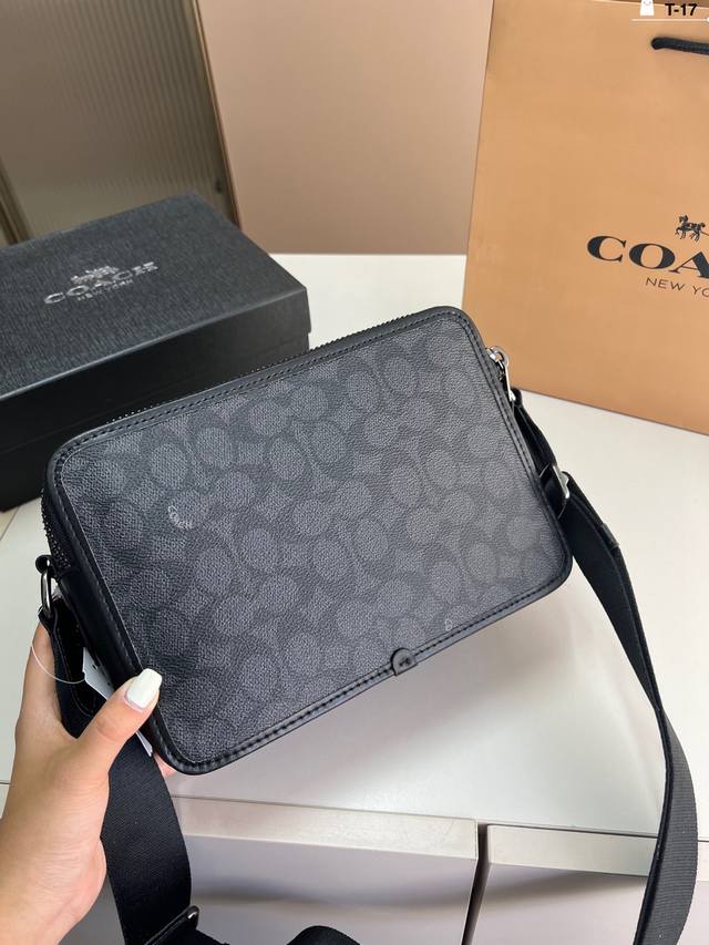 Coach camera bag crossbody bag It is really versatile and good quality It is sim