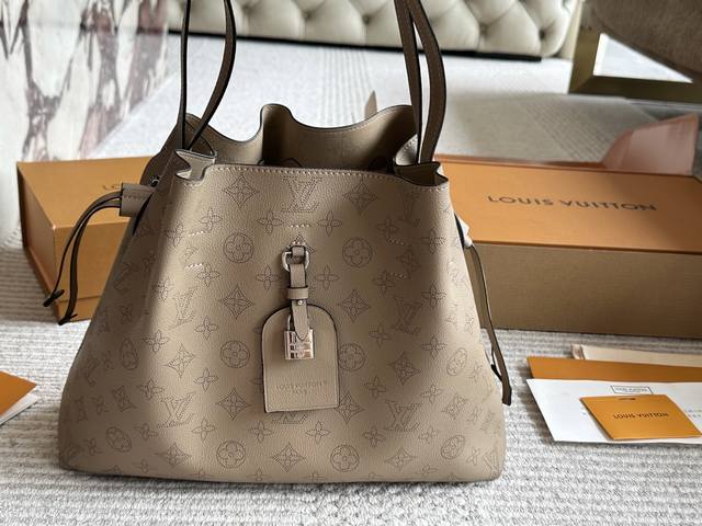 Lv hollow shopping bag is a deformable and super cool bag. You will be the most