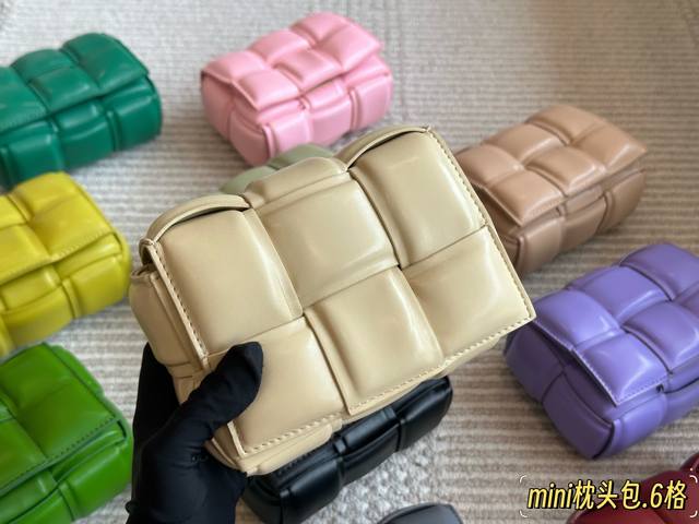 with box Size: 17*11Cm Bottega Veneta Cassette Bv Pillow bag! SpongeBob! Delicat