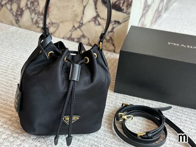 with box Size: 18cm Prada nylon bucket bag! New style bucket bag for underarms!