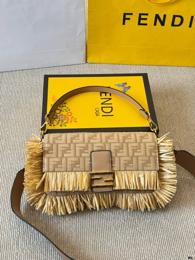 original cloth Fendi vintage baguette Fendi is still versatile in spring Fendi v