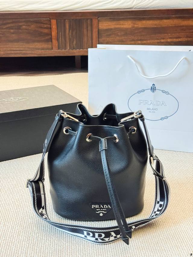 Prada casual bucket bag Prada's lychee pattern bucket bag has a nice texture