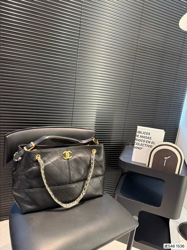 The newest Chanel 25S on the Internet. This Chanel is perfect. It can be carried