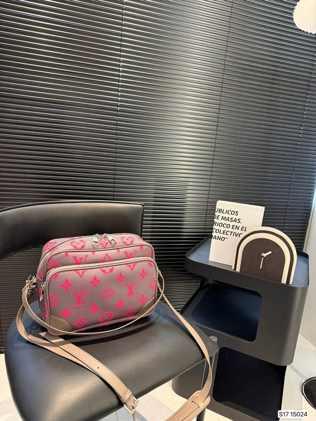 Lv second-hand messenger camera bag Comfortable and exquisite Simple and generou