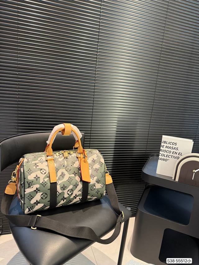 Small Lv travel bag Very simple and exquisite design, full of details Whether it