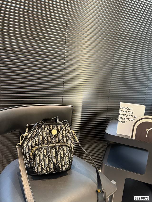 with folding box Dior bucket bag is super thick and wear-resistant. It has a lar