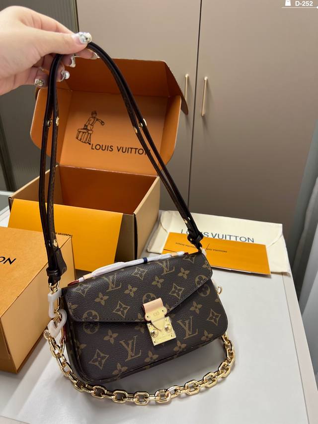 Chip version Lv old flower messenger bag look carefully Practical compartments w