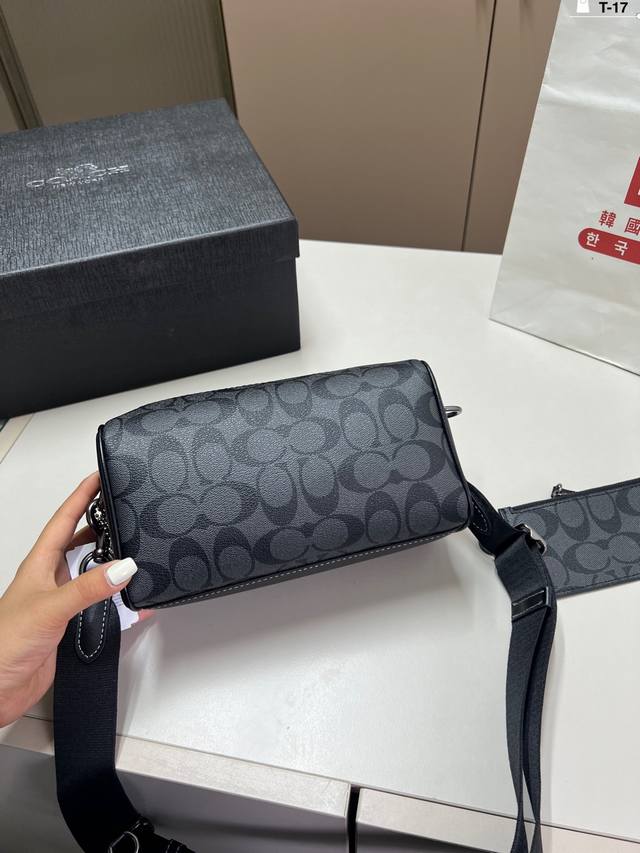 Coach pillow bag handbag Classic design fashionable and versatile Can be carried