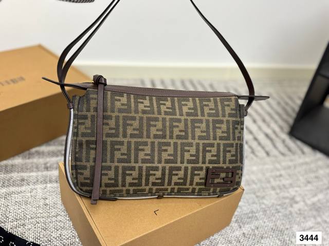 Fendi's underarm bag is full of retro style, small and exquisite without any slo
