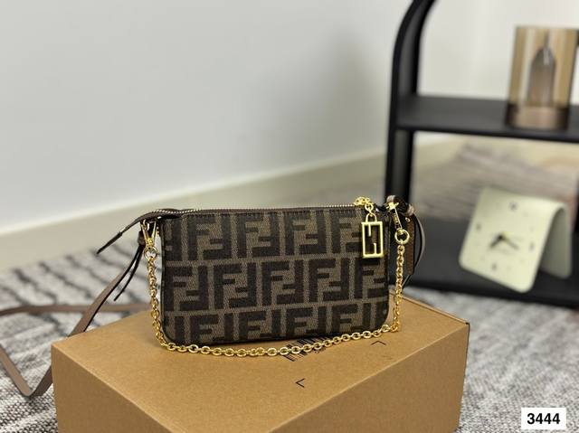 Fendi Mahjong Bag with Folding Box The underarm bag is full of retro style, smal