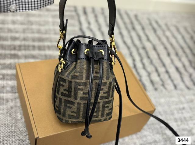 Fendi bucket bag is a must! The color is so beautiful! Full of vitality! Size: 1