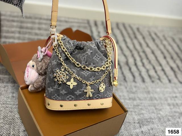 with airplane box folding box Lv denim bucket bag Large capacity shoulder messen