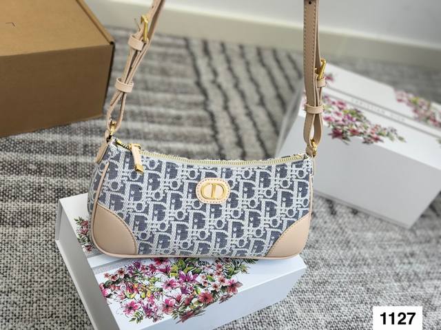Dior. New Light blue monogram armpit bag This series is very cool, the blue and