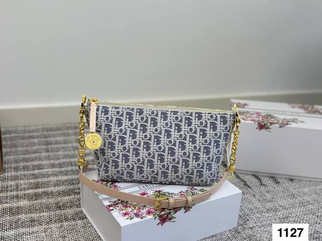 Everyone will praise it when they carry it Dior's new lunch box bag T+ With its