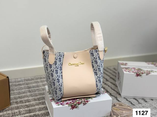 Dior has a new bag, the Signature bucket bag . Made of cowhide and chambray, it