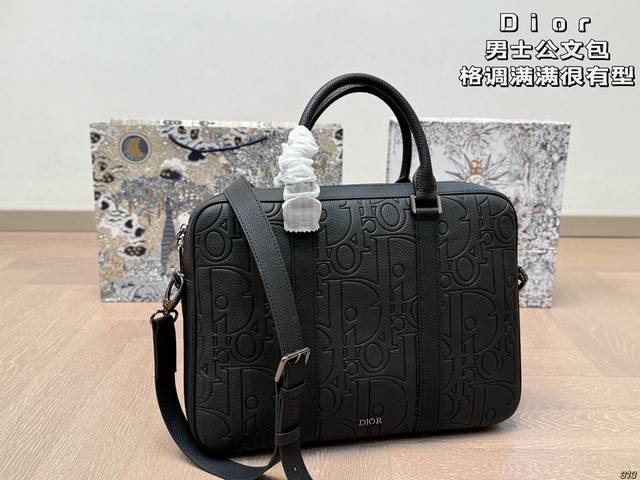 Dior Men's Briefcase is full of style, with a low-key, calm and elegant atmosphe