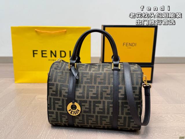 Fendi pillow bag It is really very spacious The first choice for traveling The p