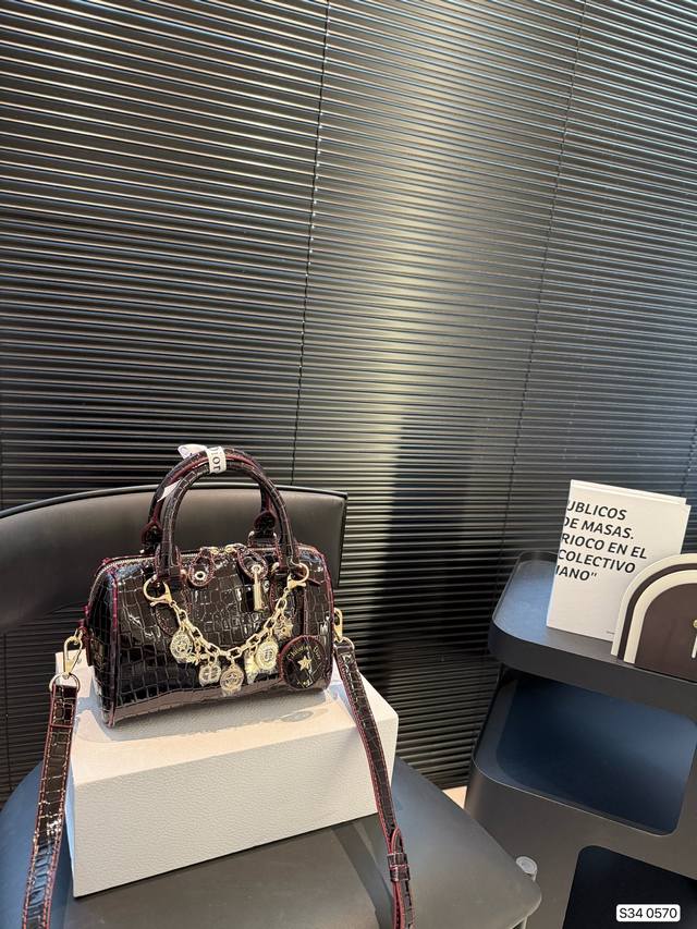 with folding box Dior pillow Fashionistas' favorite pillow bag Everyone knows th