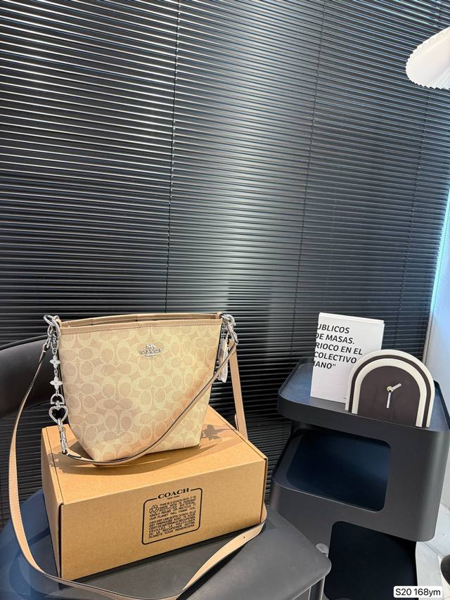 with box Coach shopping bag Needless to say, Coach's classic evergreen style, th