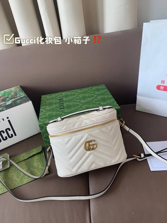 Gucci cosmetic bag small box shows a strong retro feeling. Flexible use of color