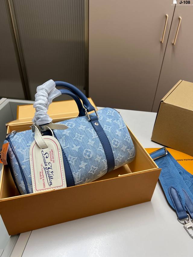 Lv denim series denim pillow bag Classic series fashionable and versatile unique