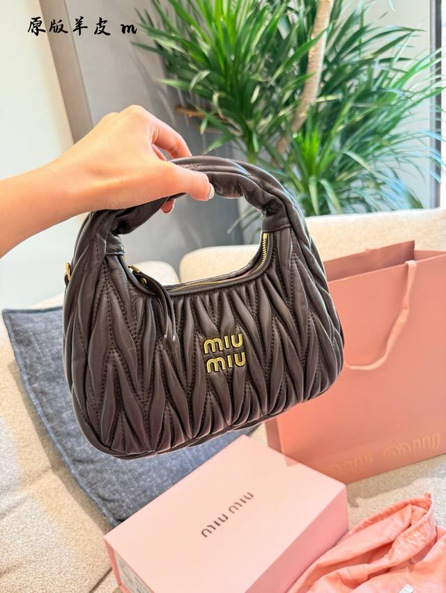 sheepskin Hobo crescent bag The red and prosperous Miu Miu is out on the street~