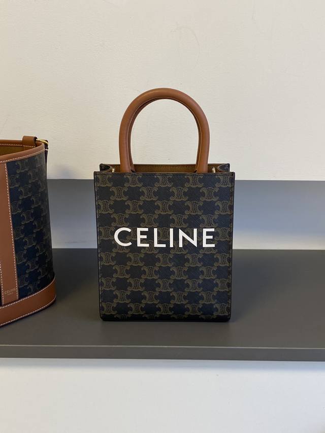 Free silk scarf Folding gift box packaging The leather of this Celine piano scor