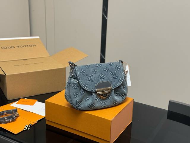 with folding box Lv denim series Yuanbao bag is quite small, so it is fashionabl