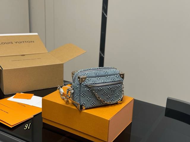 with folding box Size: 18X13X8 Lv box bag It's really a cute square box The colo