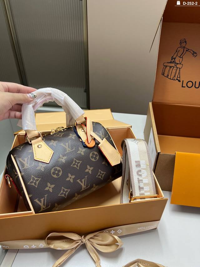 chip version Lv Speedy pillow bag cute and small elegant and sophisticated advan
